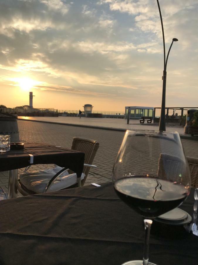 Appartement Zeedijk Oostduinkerke Frontaal Zeezicht - Volledig Gerenoveerd 2022! Extérieur photo